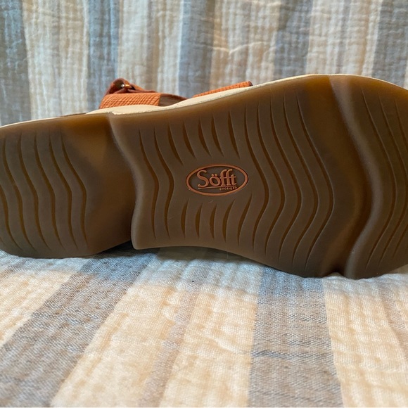 Softt Charday Wedge Sandal in Papaya Size 9.5/41 - Picture 2 of 6